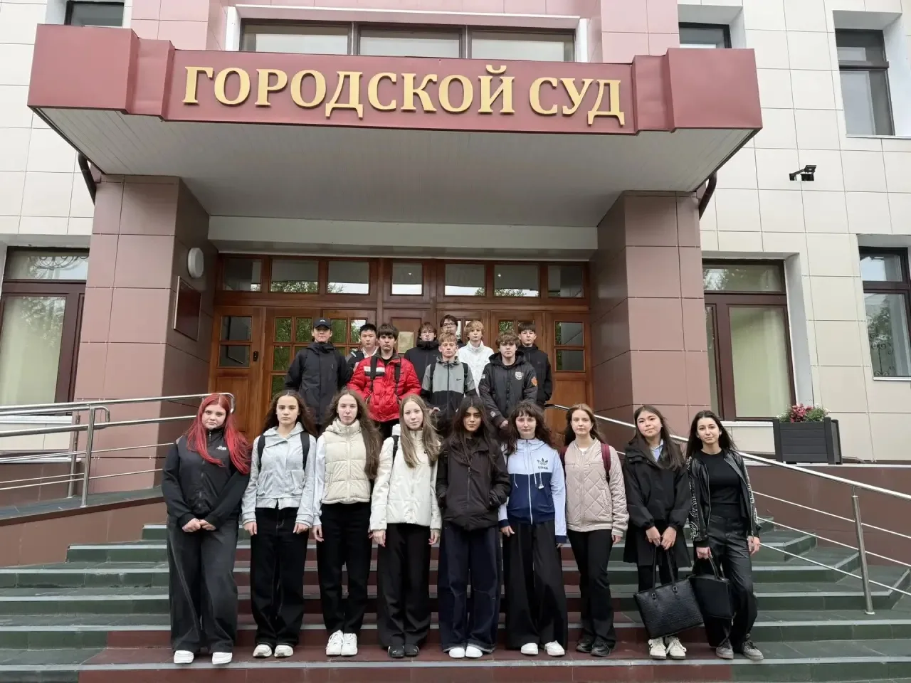 ⚖️ Правда и закон: профориентационная экскурсия 9«А» класса в городской суд Ноябрьска!