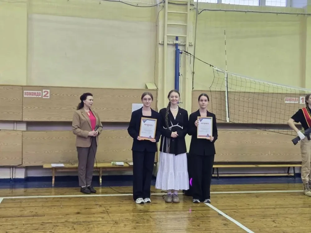 🎉 Поздравляем всех с новой учебной неделей!  Сегодня на традиционной школьной линейке мы чествовали 