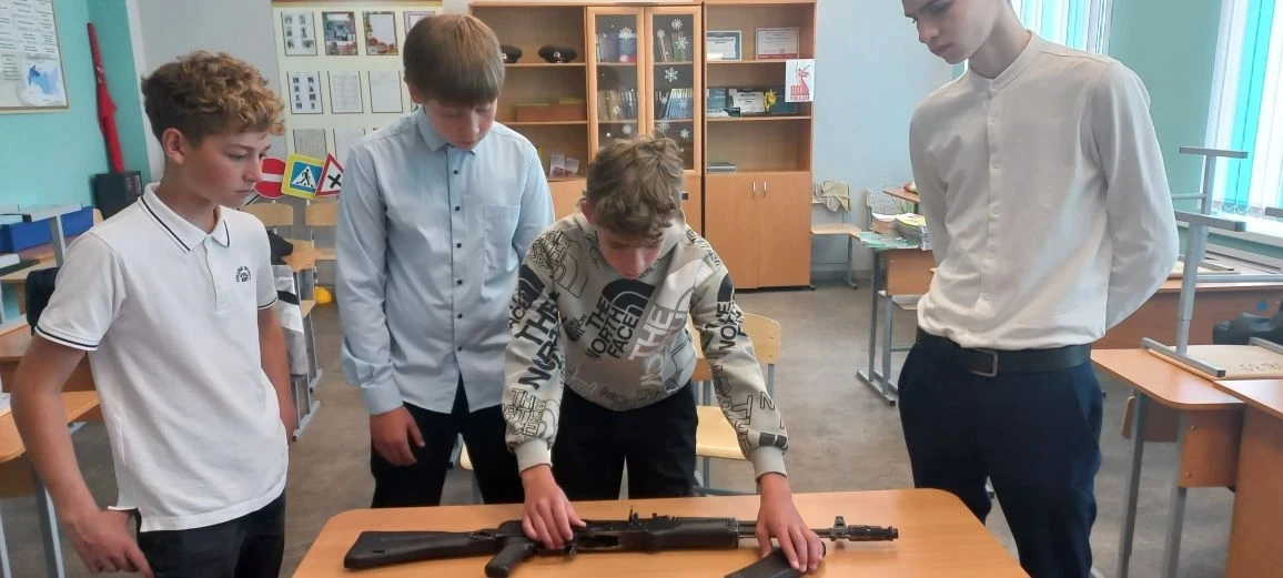 Сегодня в школе начались трёхдневные учебные сборы по ОВП с обучающимися 8 класса. На п...
