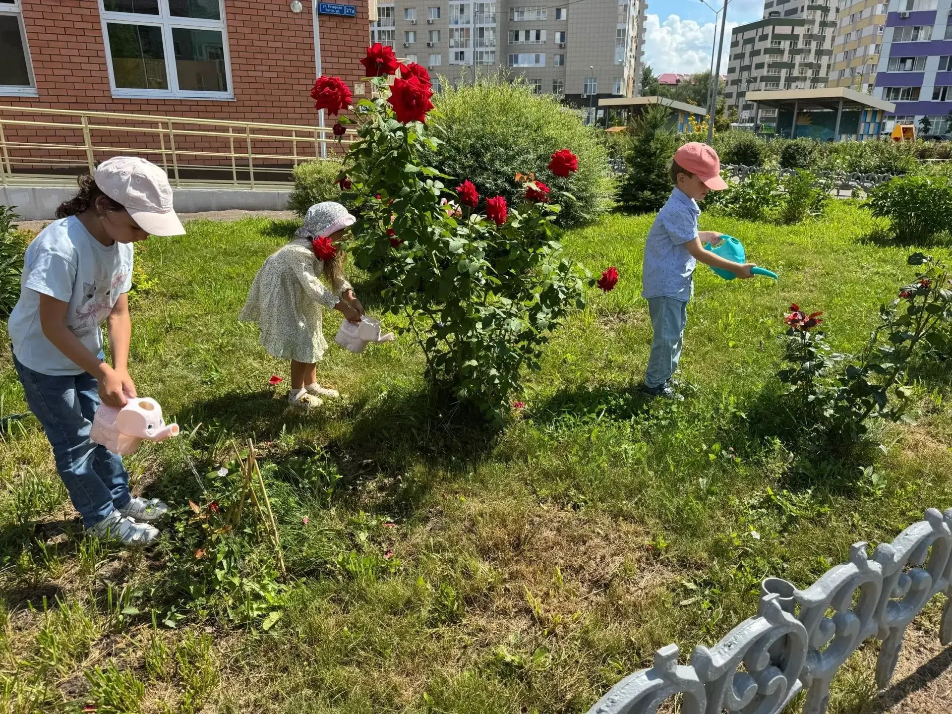 Розы — лицо нашего детского сада! 🌹✨

Каждый, кто заходит на территорию нашего садика, сразу обраща