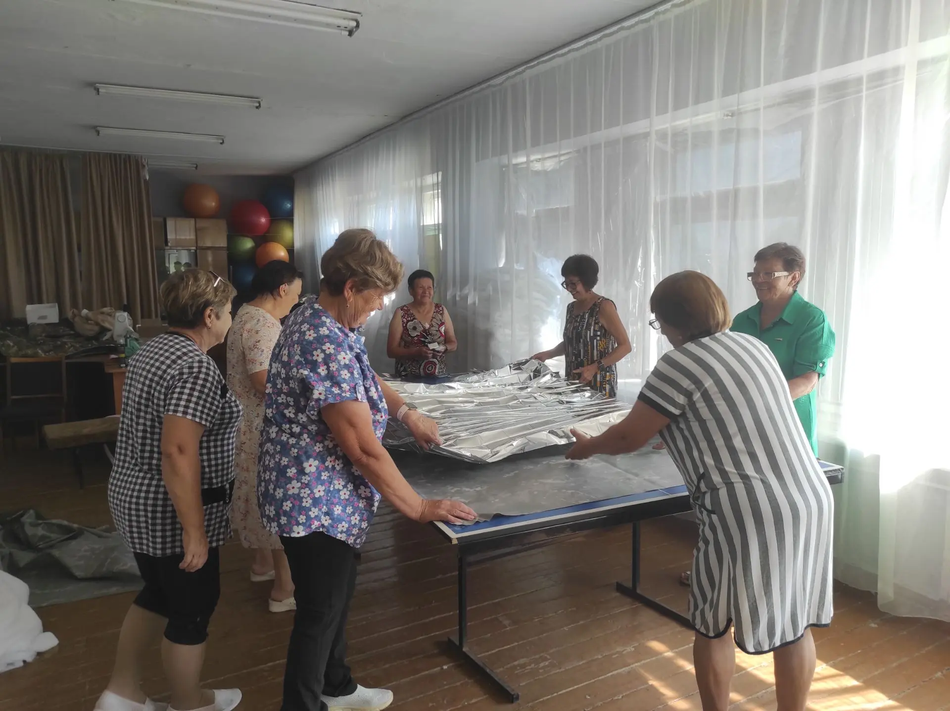В ДК п. Новопокровка активисты села продолжают работу по раскрою и складыванию составляющих деталей(