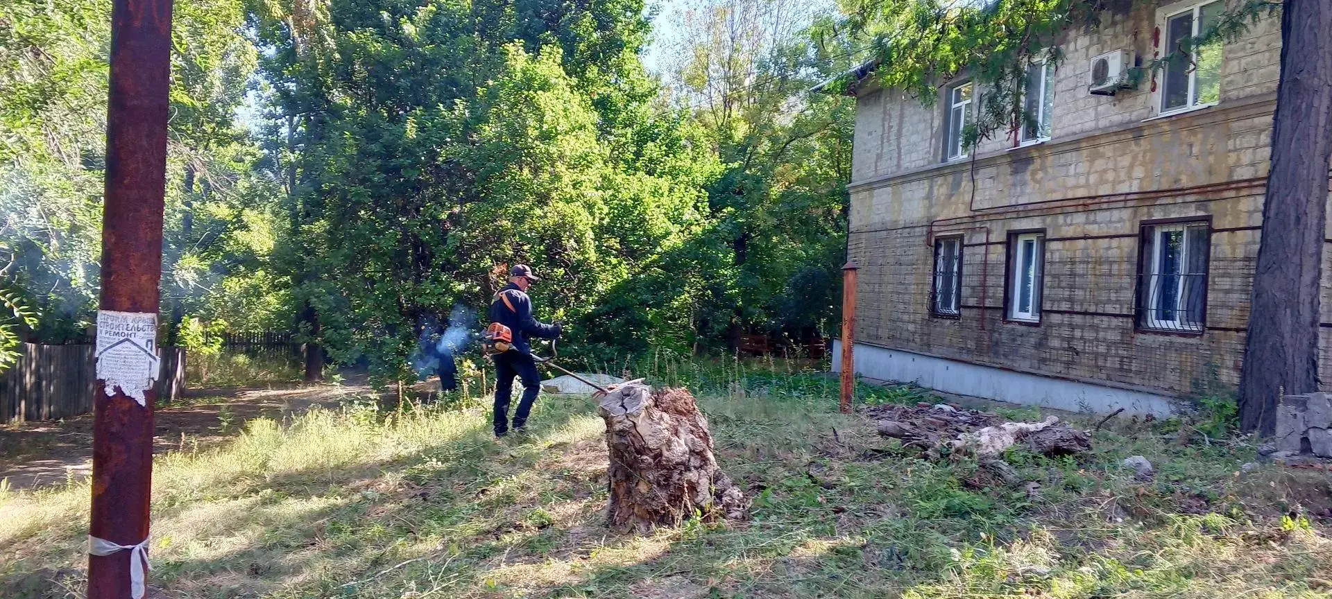 🧹 Сотрудники участка № 5 Донецкого филиала Единого регионального фонда управления МКД ...