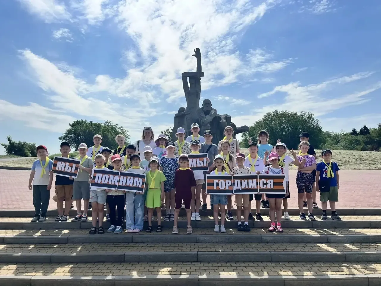 🔥 Важный день в летнем лагере!

Наши ребята посетили:

📍 Мемориал «Змиевская балка» -место памяти 