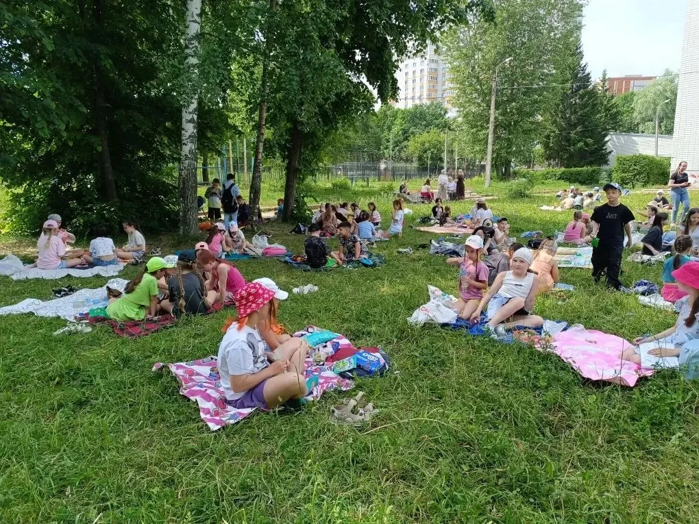 ☀️ На одной волне: драйв, танцы и уютный пикник!
📍Сегодняшний день в нашем пришкольном лагере проше