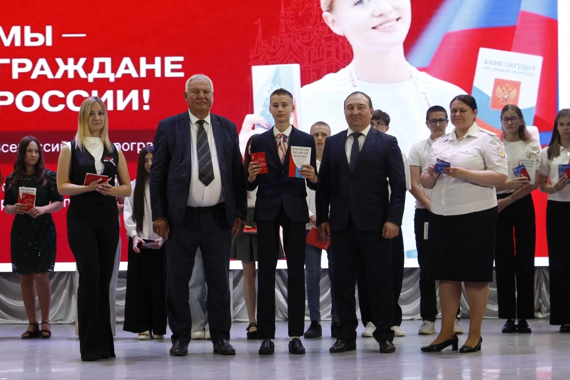 🪪Юным жителям района торжественно вручили первые паспорта — главный документ гражданина России.

🎨