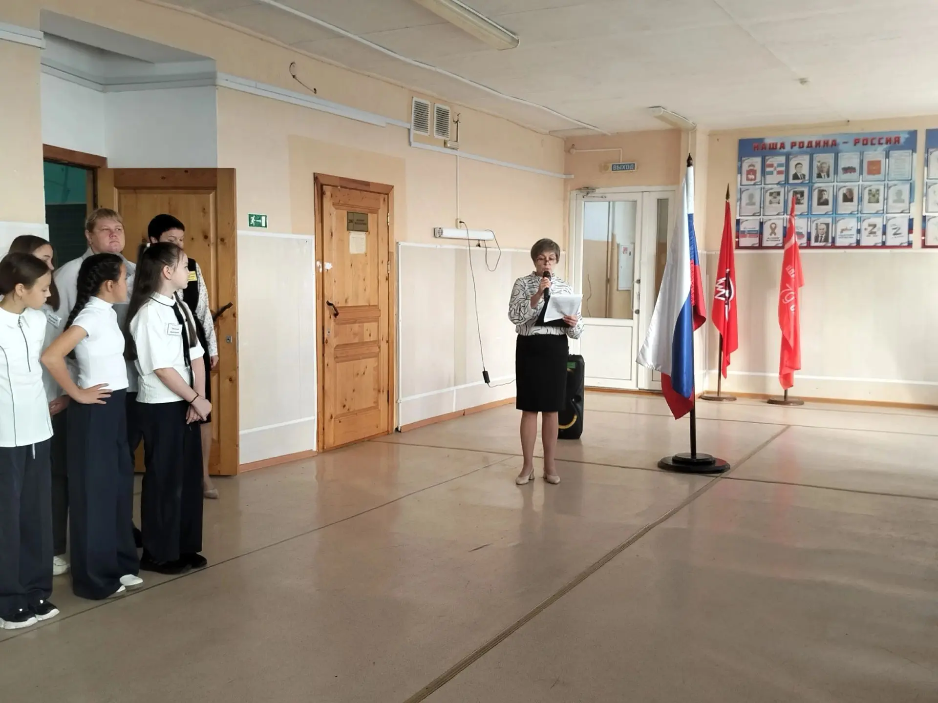 🇷🇺Сегодня, 7 сентября, в нашей школе прошла первая торжественная линейка выноса флага...