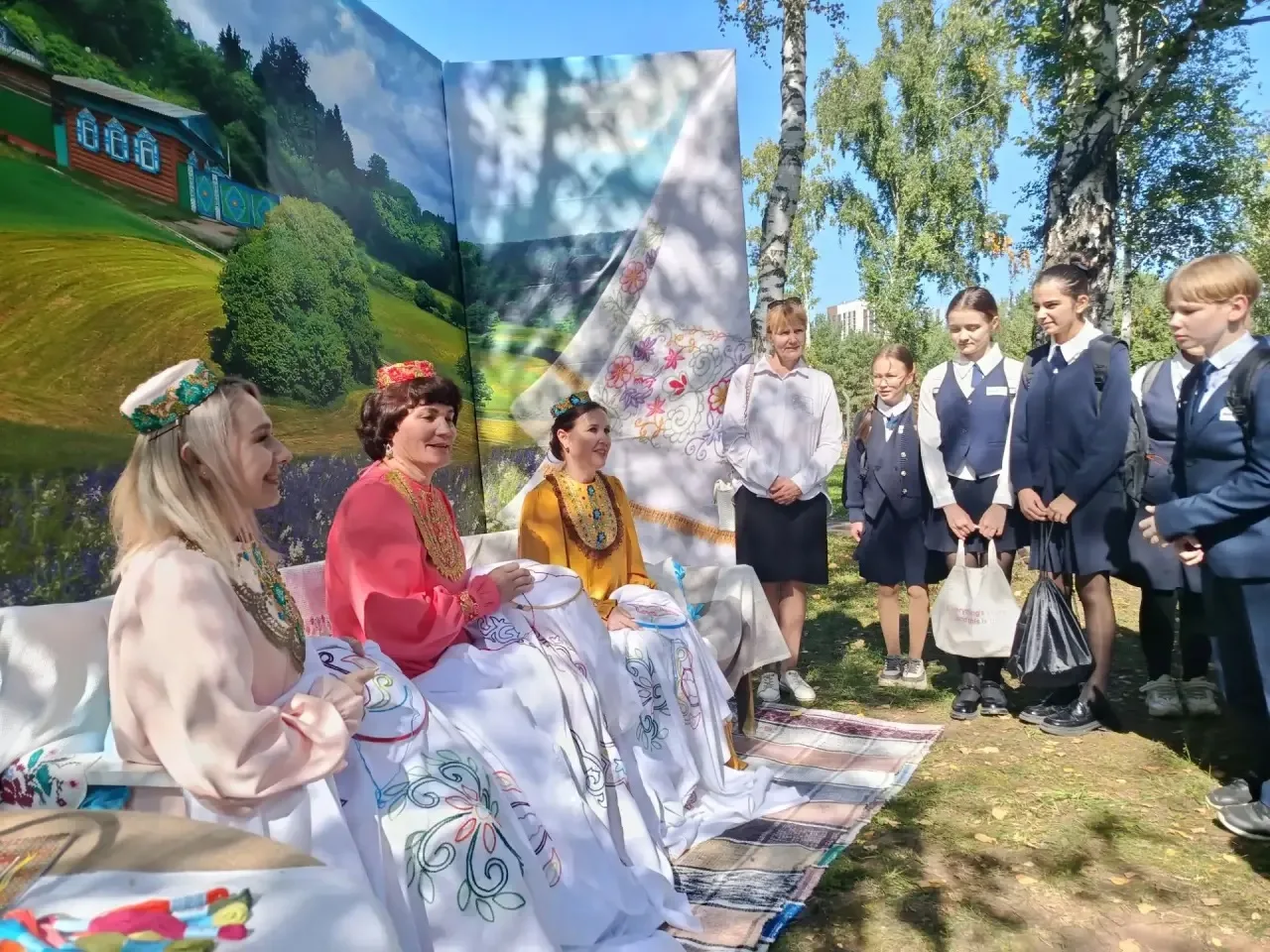 Накануне в парке «Семья» прошёл яркий фестиваль татарской вышивки «СөлгеФест».