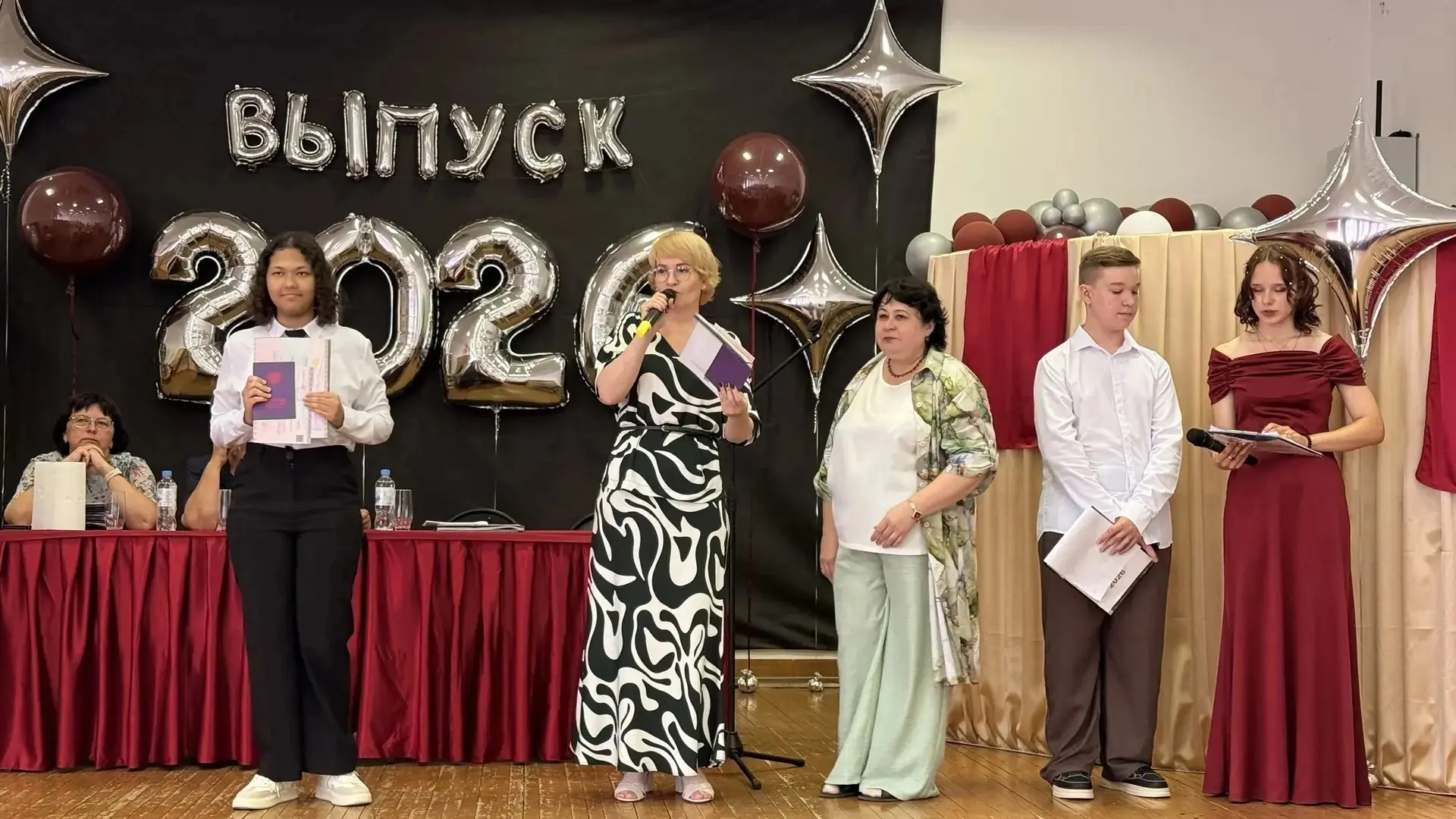 🌟Дорогие друзья!

27 июня в нашей школе прошёл тёплый и торжественный день — вручение аттестатов вы