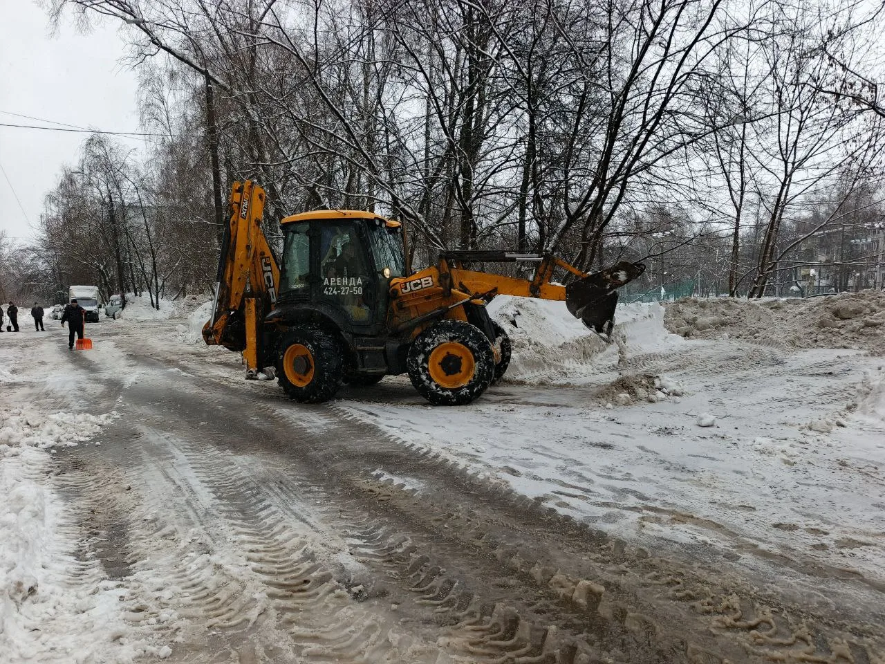 Дворники и спецтехника продолжают работать в усиленном режиме после очередного снегопада. Основные с