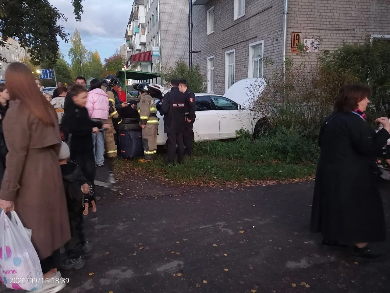 От бдительных котлашан: авария на Невского и машина ушла в канаву напротив детского дома.