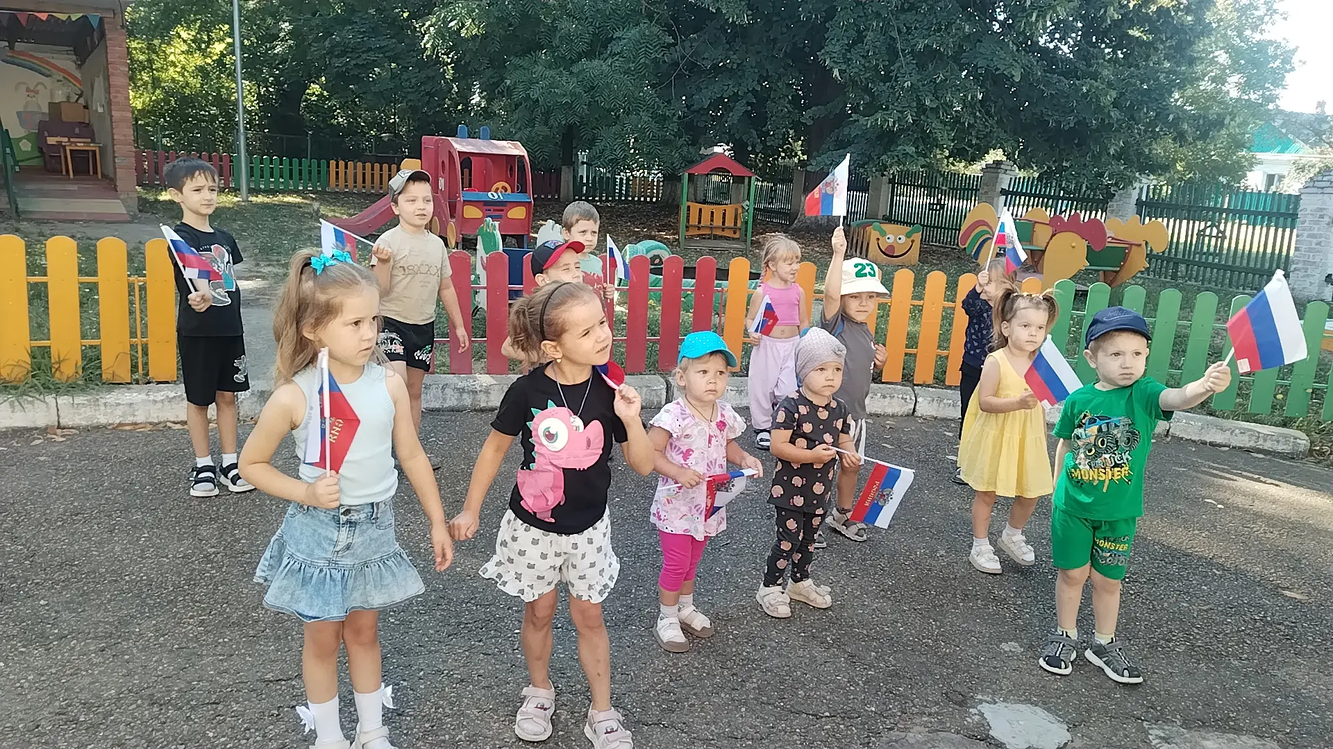 В пятницу в нашем саду прошёл яркий флешмоб, посвящённый Дню Государственного флага Рос...