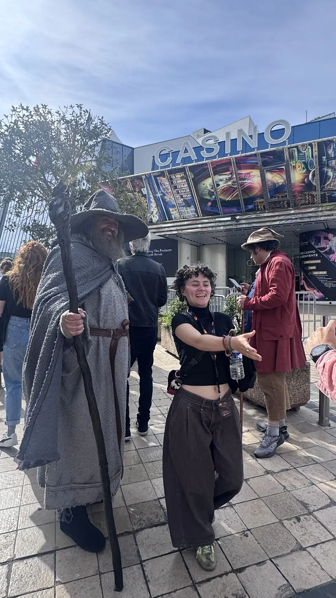 Кого только не встретишь в очередях Каннского кинофестиваля...🧙‍♂️  Фото: Тамара Богданова, кинокомп