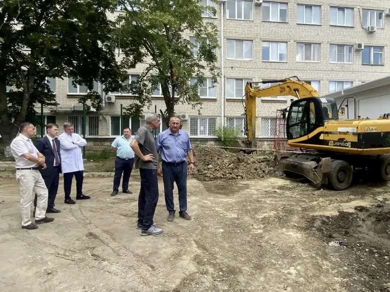 Проверил ход строительства модульного приемного отделения Больницы скорой медицинской помощи. Работа