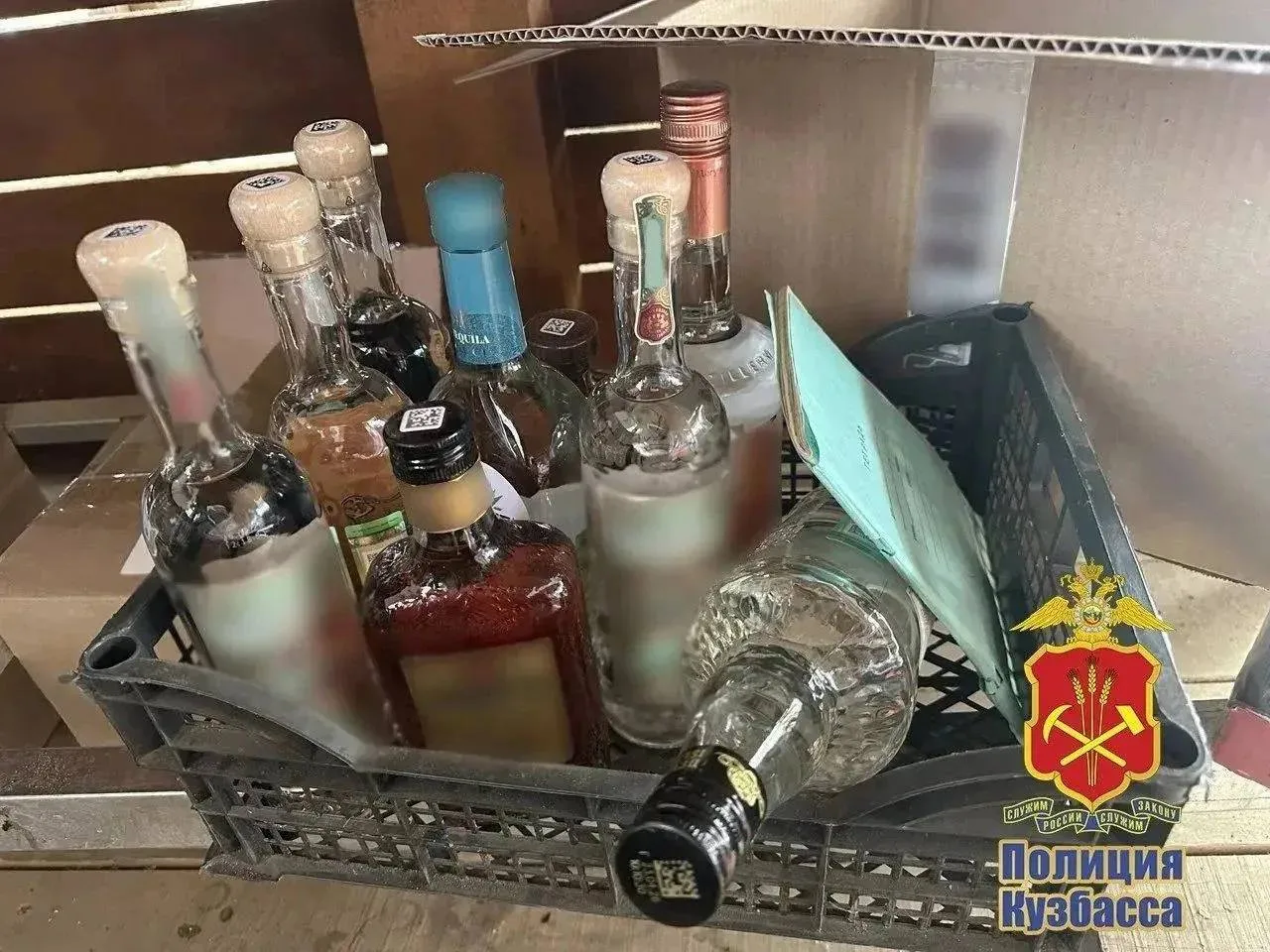 В Ленинском районе из бара изъяли 327 бутылок нелегального алкоголя. Среди них крепкие и слабоалкого