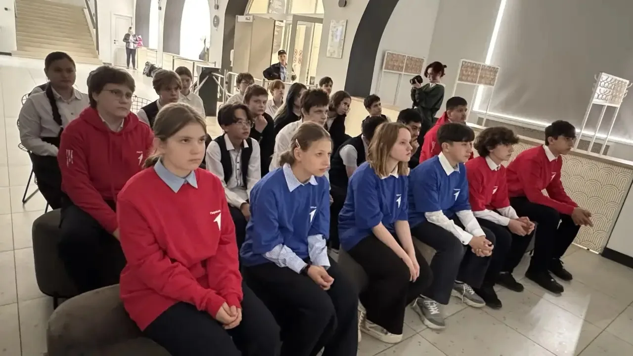 Сегодня, 12 мая, активисты Движения Первых вместе с учениками 7Г класса посетили ДК «Созвездие» фили