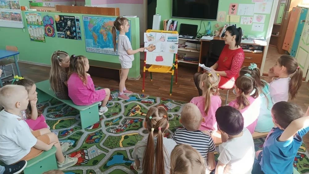 Ребята подготовительной группы продолжают осваивать программу "Приключения Кота Белобок...