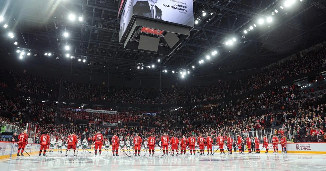 «Автомобилист» поднял под своды арены стяг Андрея Мартемьянова 🏒