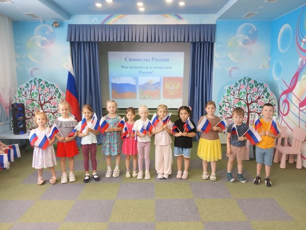 Светлый праздник, День России
Встретим дружно и красиво,
Всех, кто к нам придет с любовью - с лаской