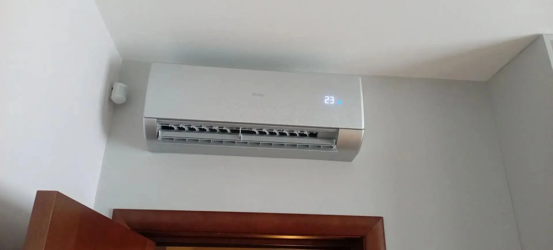 Установили кондиционер Haier на заранее заложенный фреонопровод.