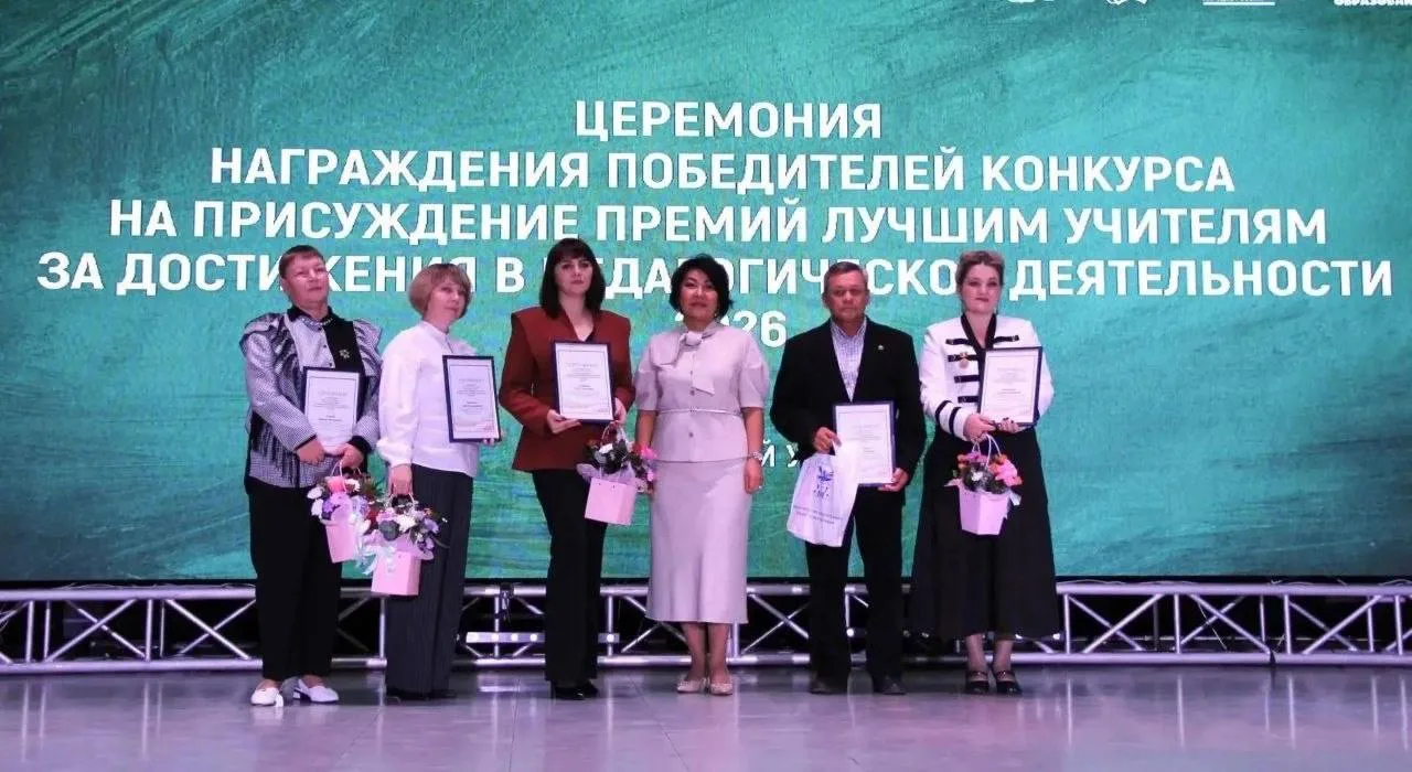 Более 100 педагогов Забайкалья получили федеральные и региональные награды ко Дню учителя.