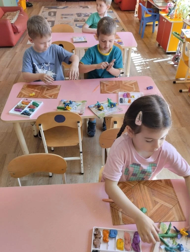 Занятие по лепке в старшей логопедической группе   №3 на тему "Цветы".