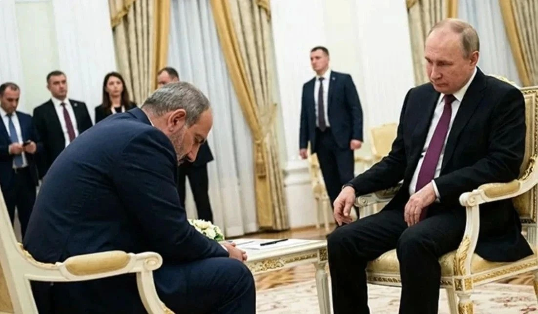А что там, у армянского стратега возникли сложности? Странно, с чего бы?  Пашинян позвонил Путину с 