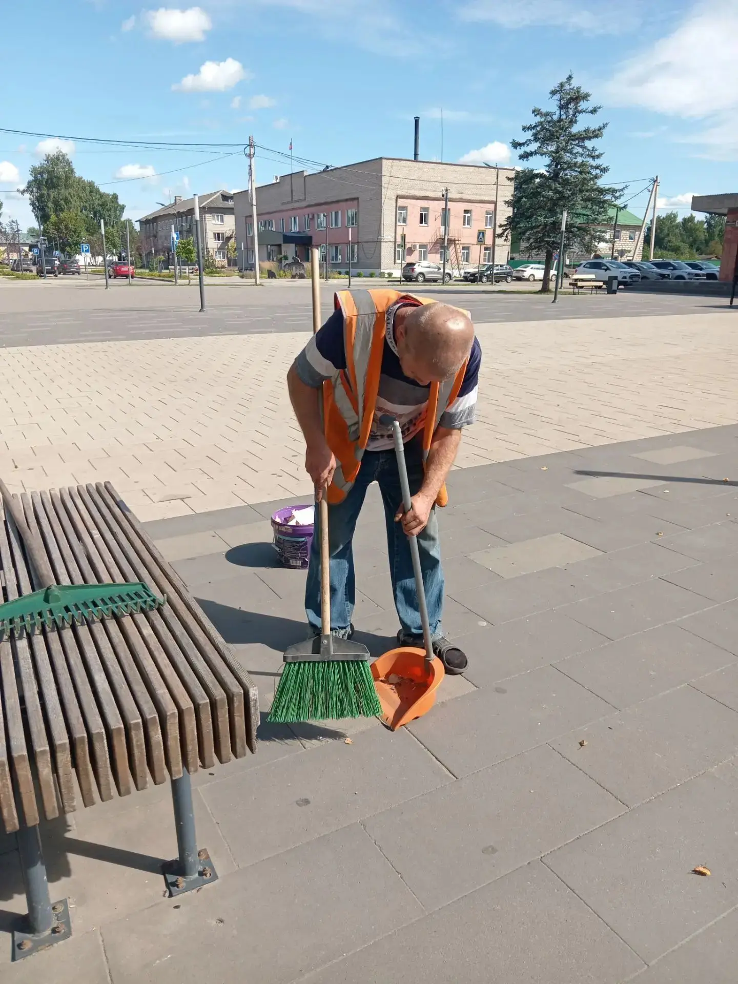 Ежедневно сотрудники МБУ «Городское хозяйство» ежедневно проводят мероприятия по поддер...