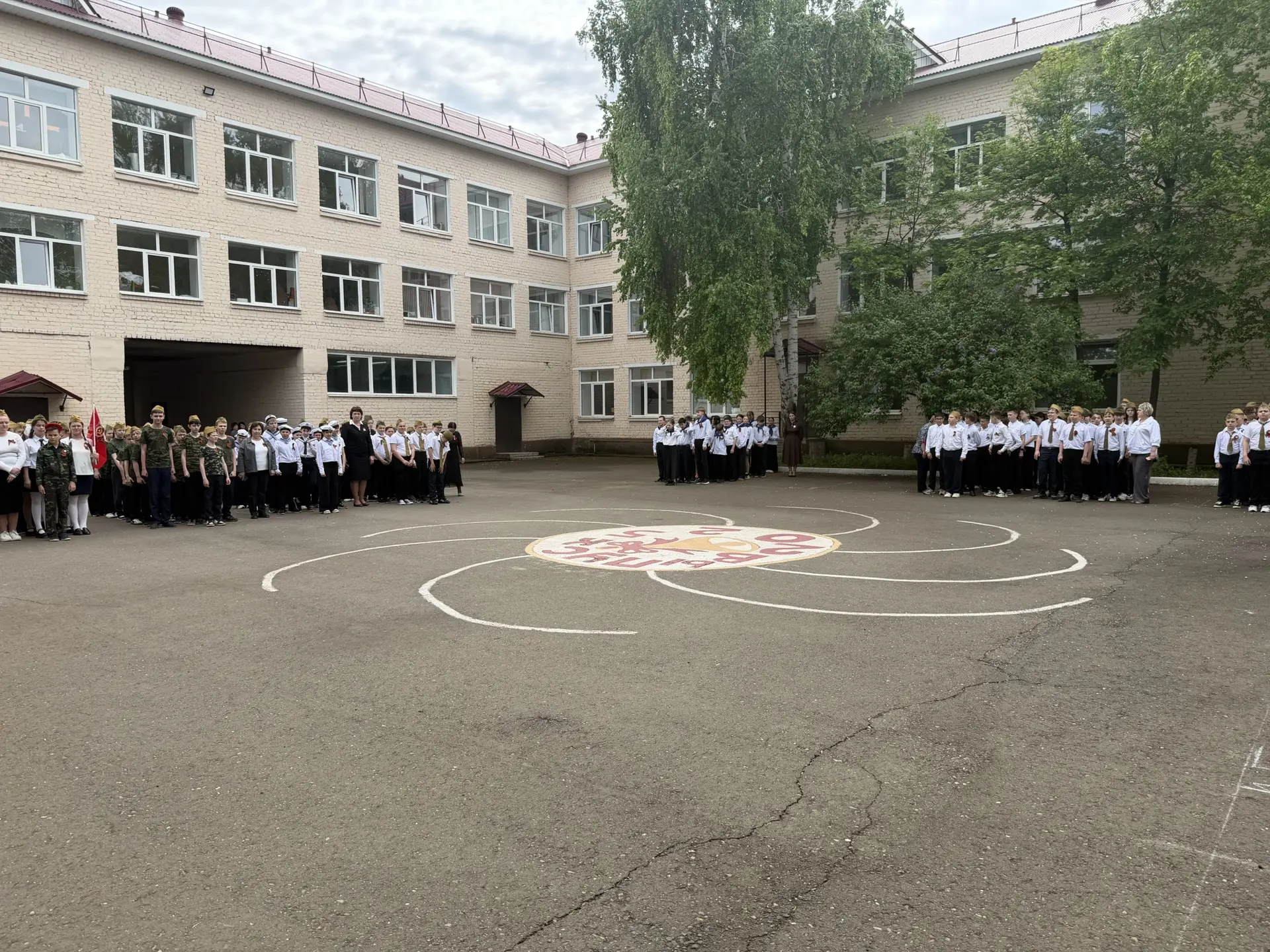 🎖 Смотр строя и песни в МОАУ СОШ № 3: дисциплина, сплочённость, патриотизм!