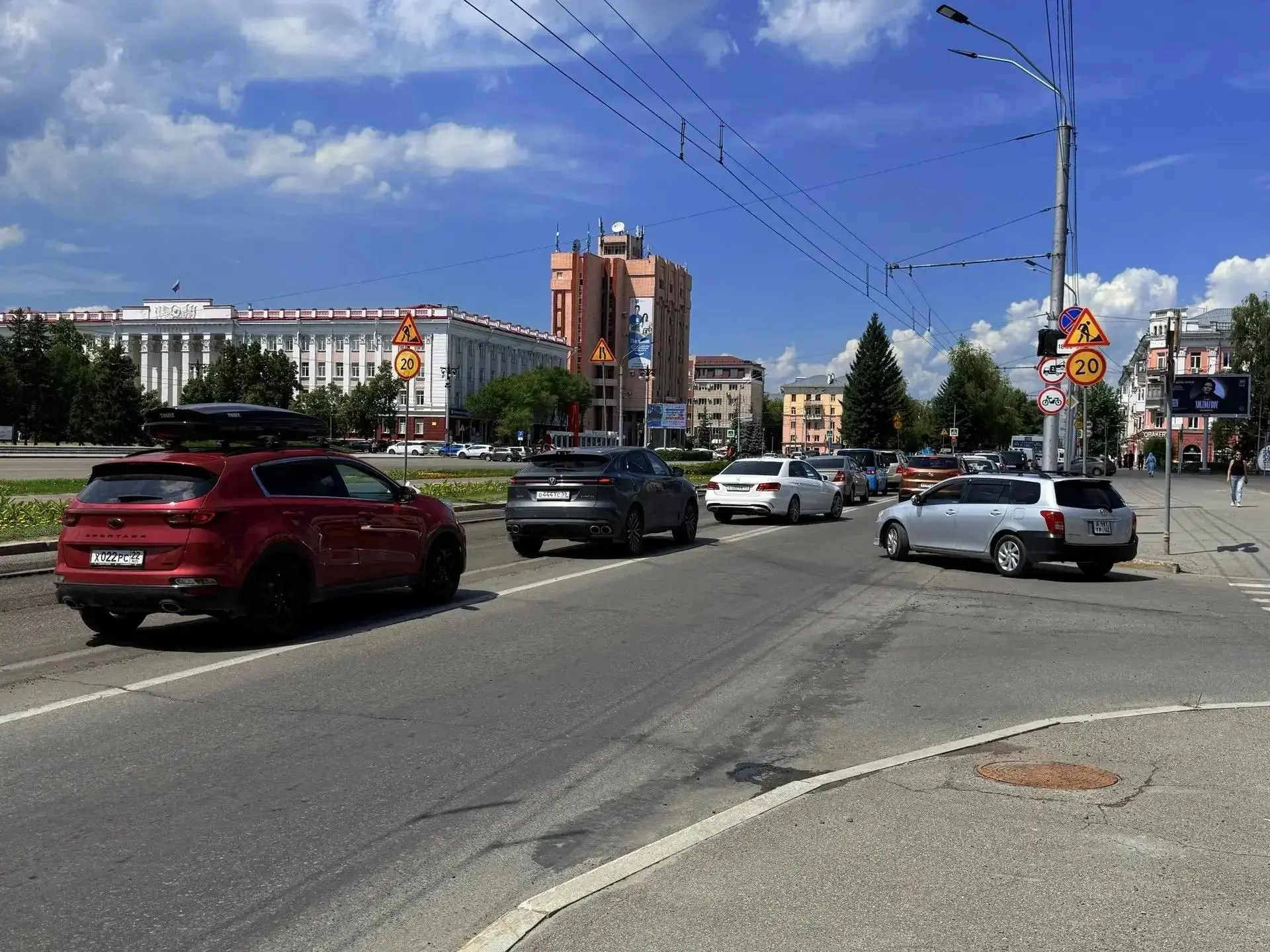 Внимание! Разрешено движение по выделенной полосе от ул. Димитрова до площади Октября н...