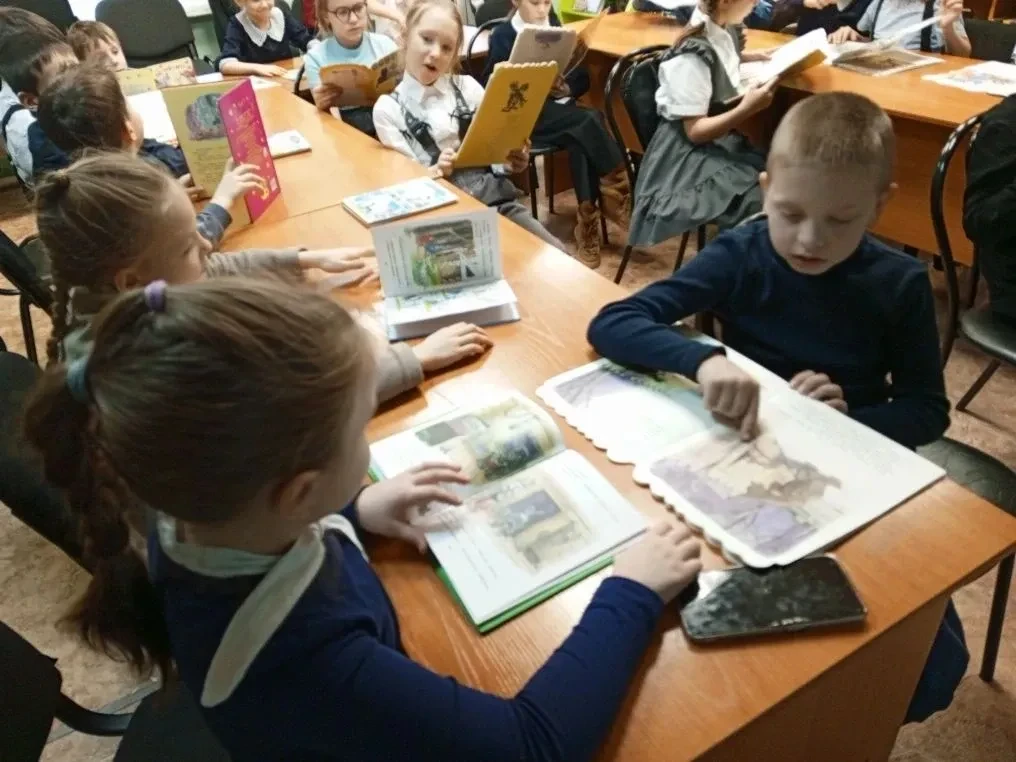 "Книжная страна приключений" ✨20 марта учащиеся 2Б класса побывали в отделе библиотечного обслуживан