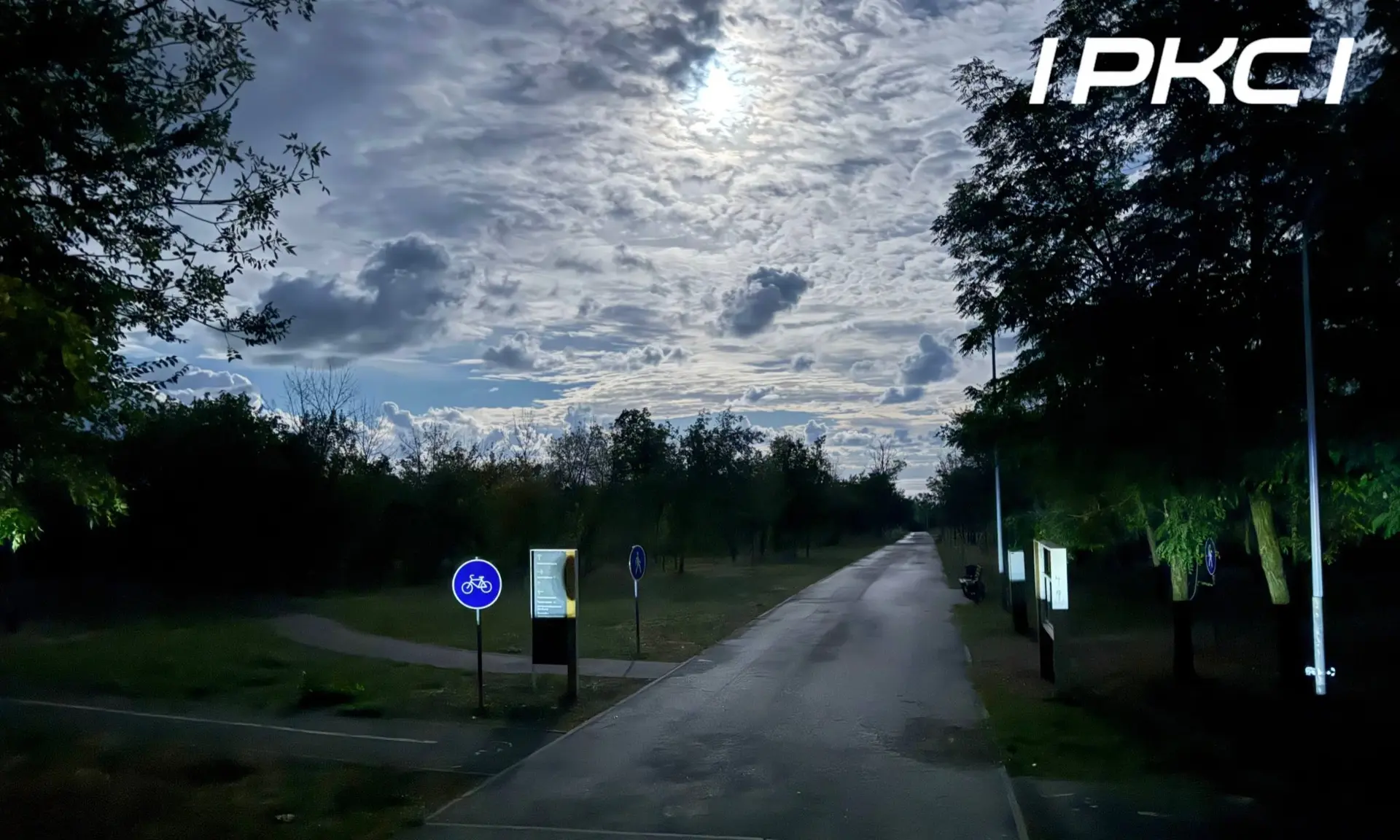 Обращали внимание на Луну? Очень красивая в последние несколько дней! 🌕💙