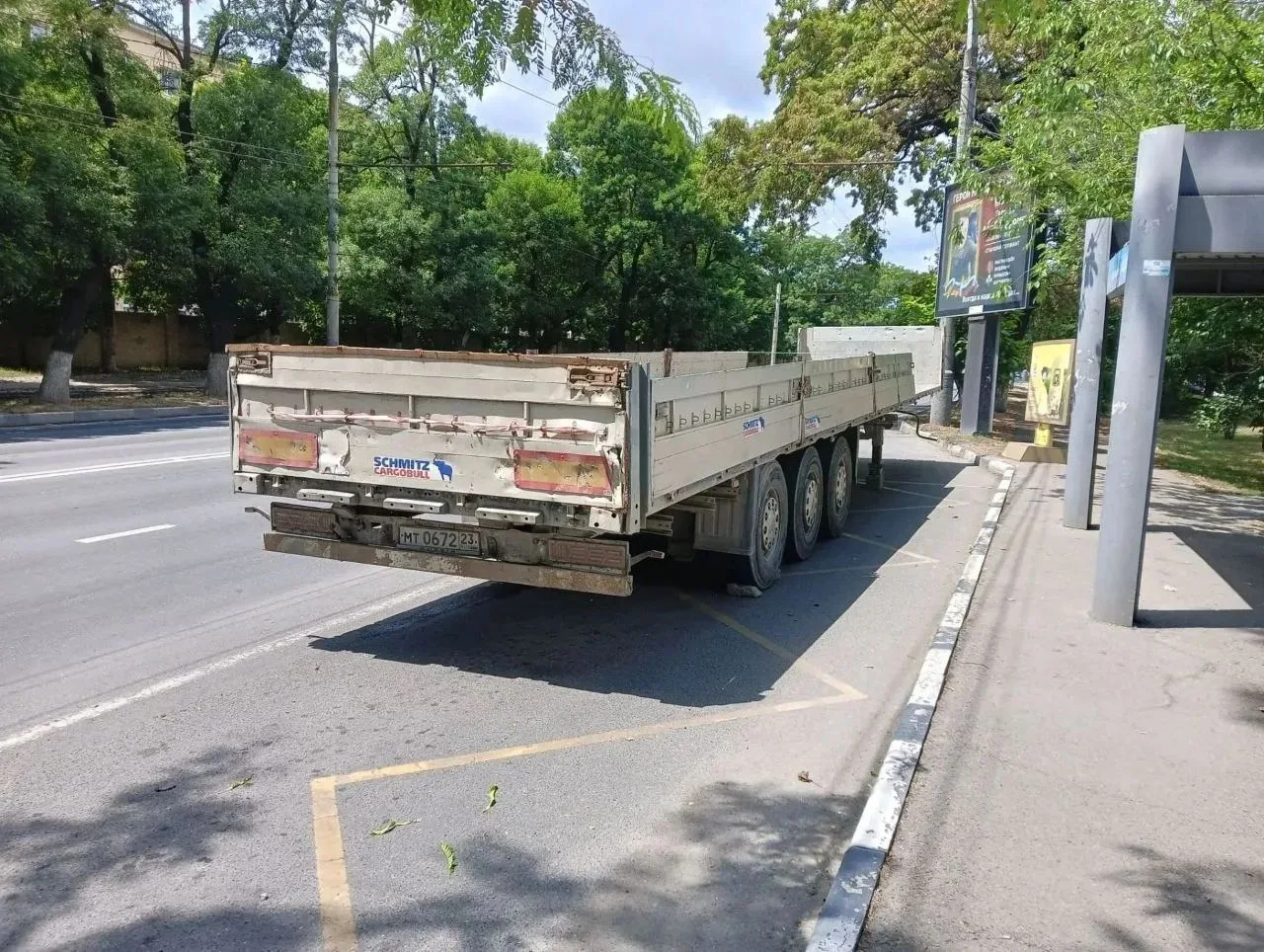 Кто-то бросил прицеп прямо на остановке. Транспорту не подъехать.