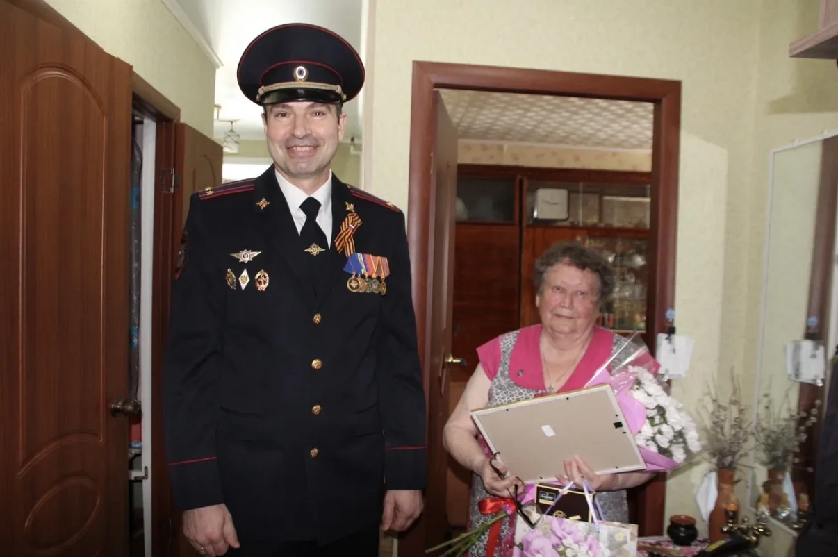 Начальник отдела полиции поздравил труженика тыла и узника фашистского концлагеря🎗️