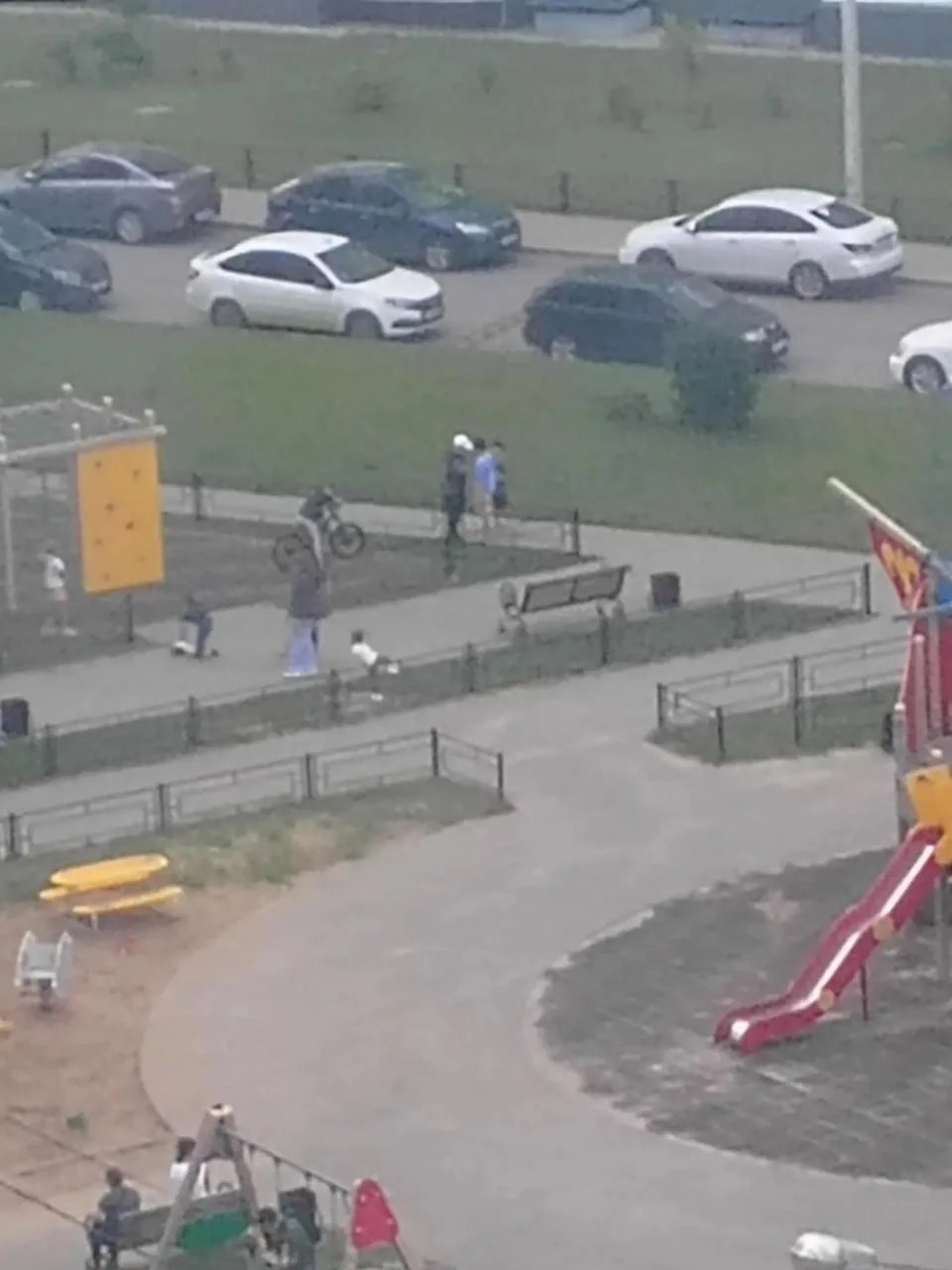 Родители своих чад сразу узнают . Один в синей футболке второй в белой кепке . Систематически цепляю