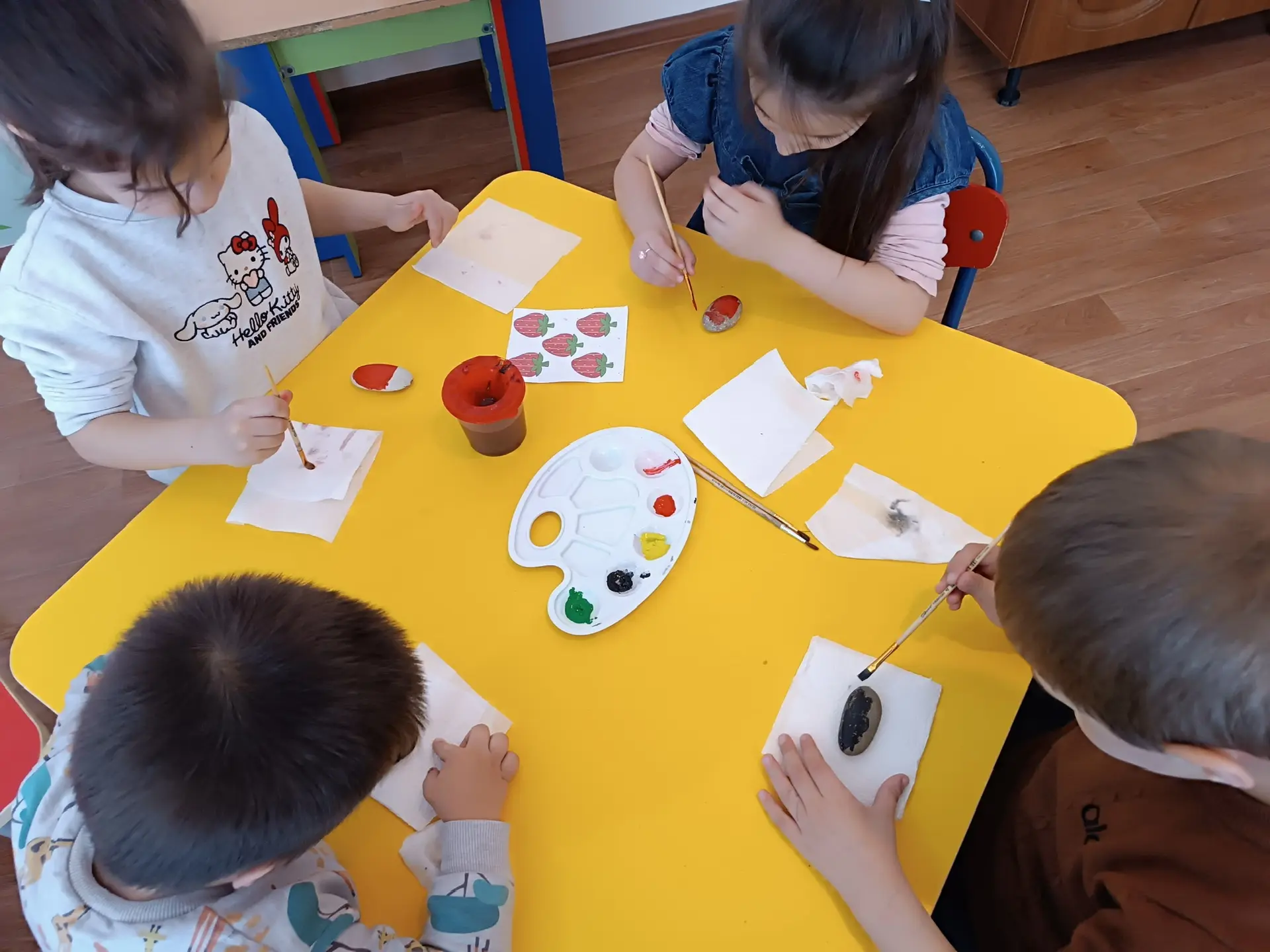 🎨🪨 В старшей группе «Бабочки» прошло увлекательное занятие на тему: «Превращения каме...