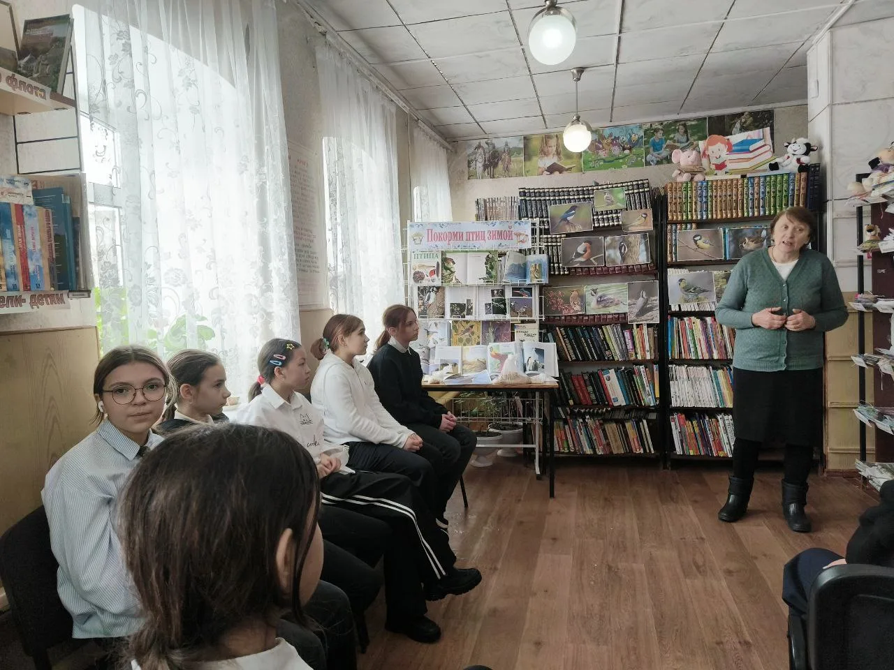 Ученики 5 "А" и ученики 5 "В" класса посетили детскую городскую библиотеку. Им рассказали о том, как