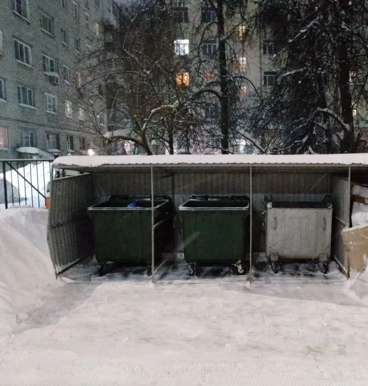 Сотрудники Домоуправляющей компании Советского района работают в усиленном режиме — регулярно очищаю