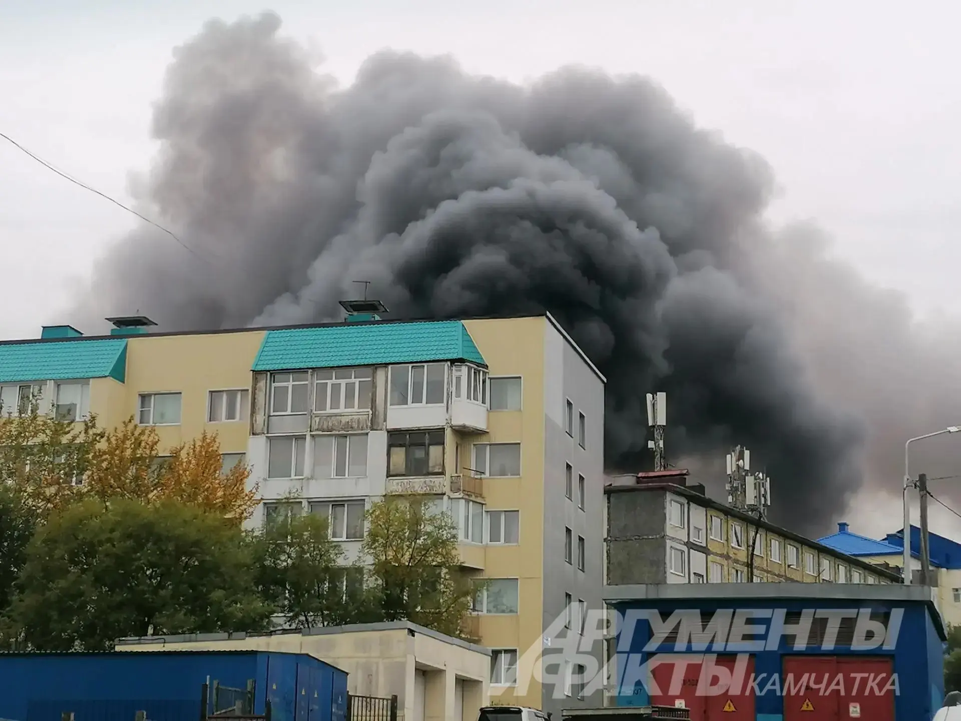 Пожар на рынке: на месте работают несколько подразделений