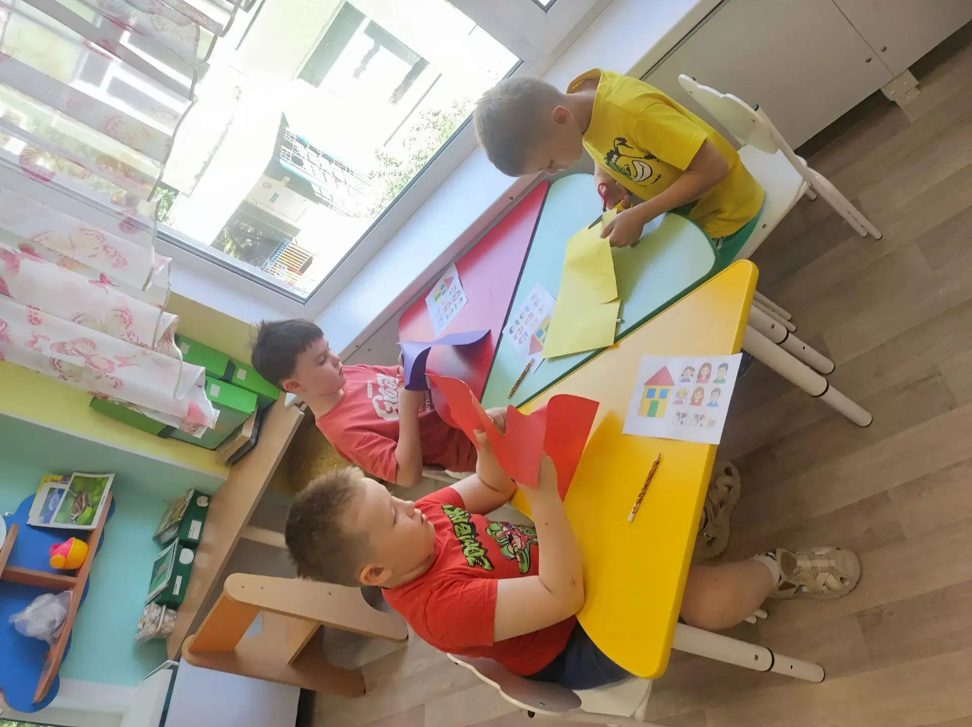 Моя семья👨🏻👩👶 - самые близкие🏡.  
В 1 группе прошла беседа: Кто твои близкие? Кто о тебе заботи