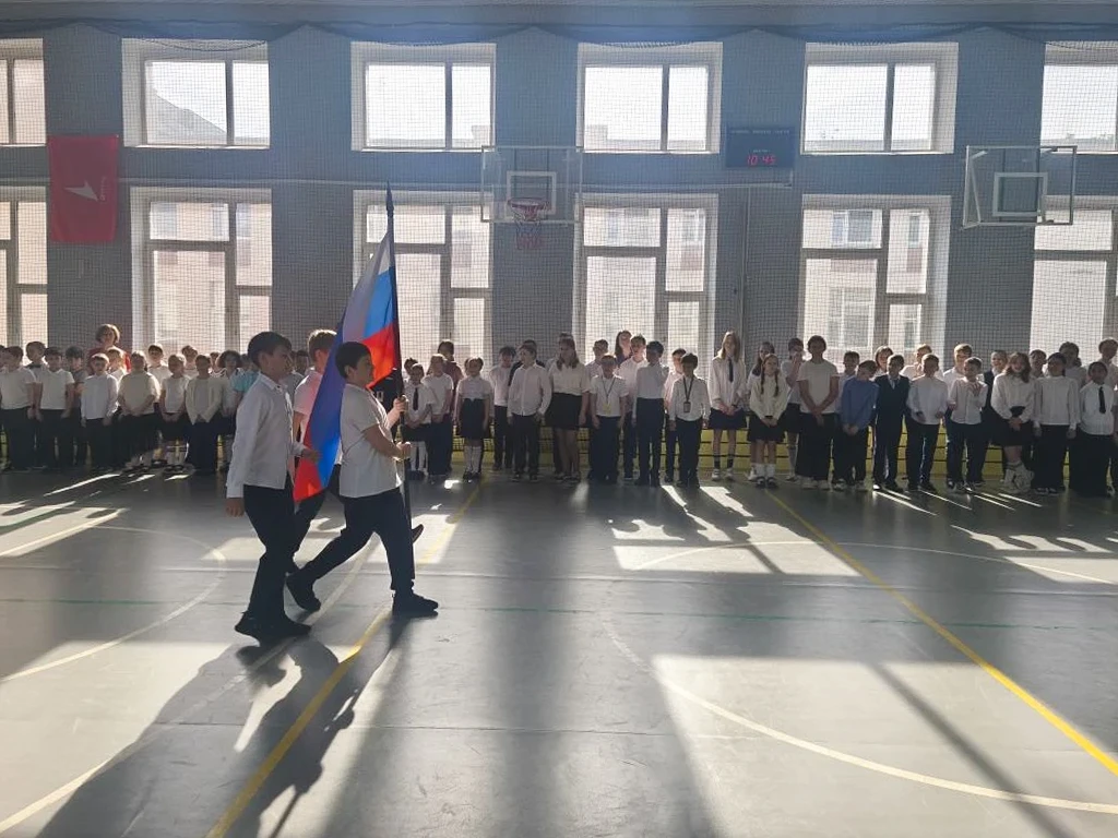 РАЗГОВОРЫ О ВАЖНОМ 🇷🇺  Начинаем новую неделю торжественной церемонией поднятия флага! После церемони