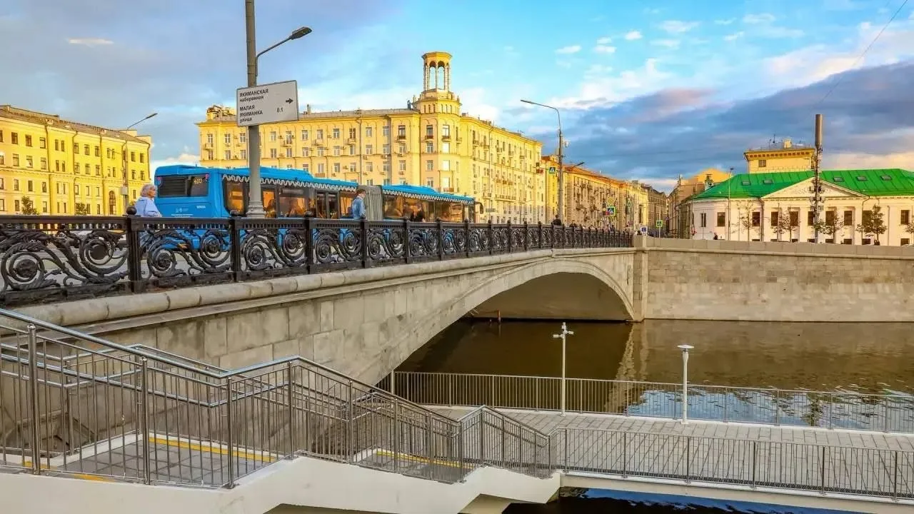 Пешеходный мост под Малым Каменным открыли.