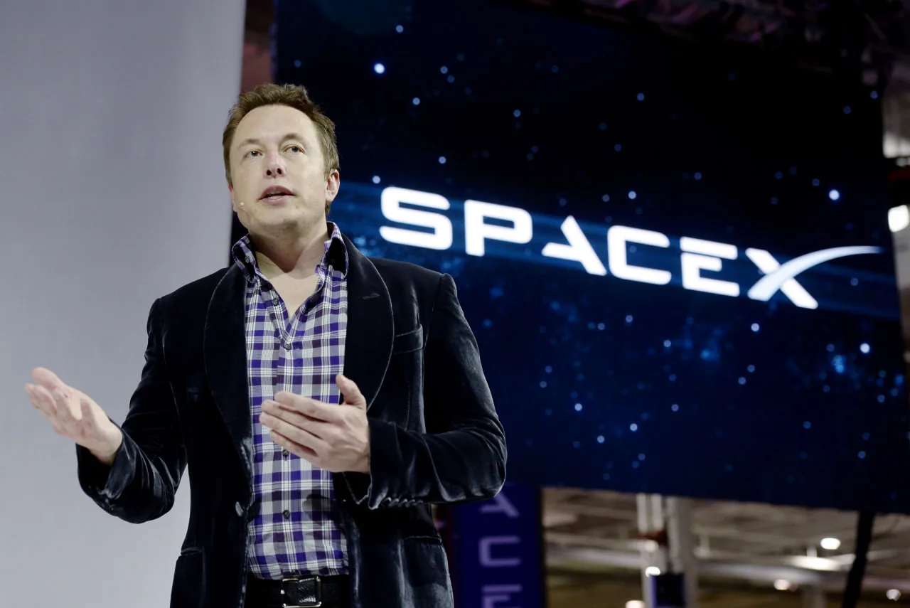 Давайте узнаем сколько получает Илон Маск в SpaceX

У Илона Маска в SpaceX есть маленький оклад плюс