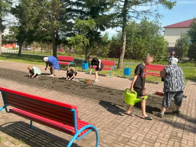 Волонтеры клуба «Добро» Листвянского дома культуры высадили рассаду цветов на клумбу перед мемориало