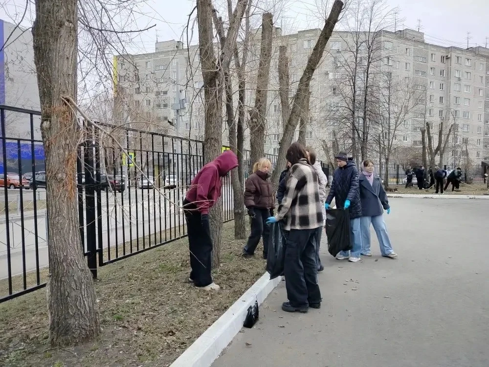 👍 Ученики наводят порядок на территории школы  Накануне ученики нашей школы вместе с учителями вышли