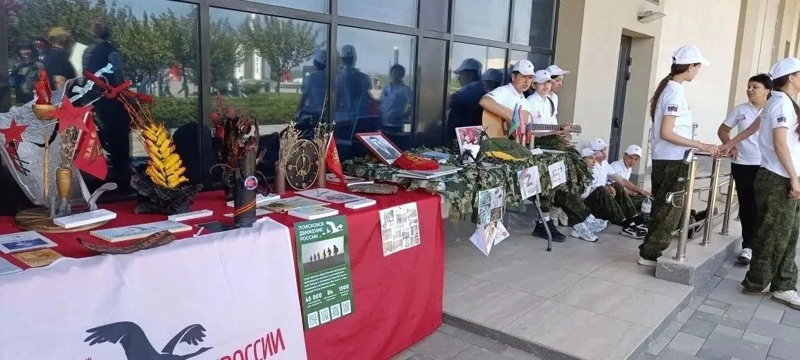 Поисковики из Азовского района развернули свою уникальную выставку «Железо войны — во славу Мира» на