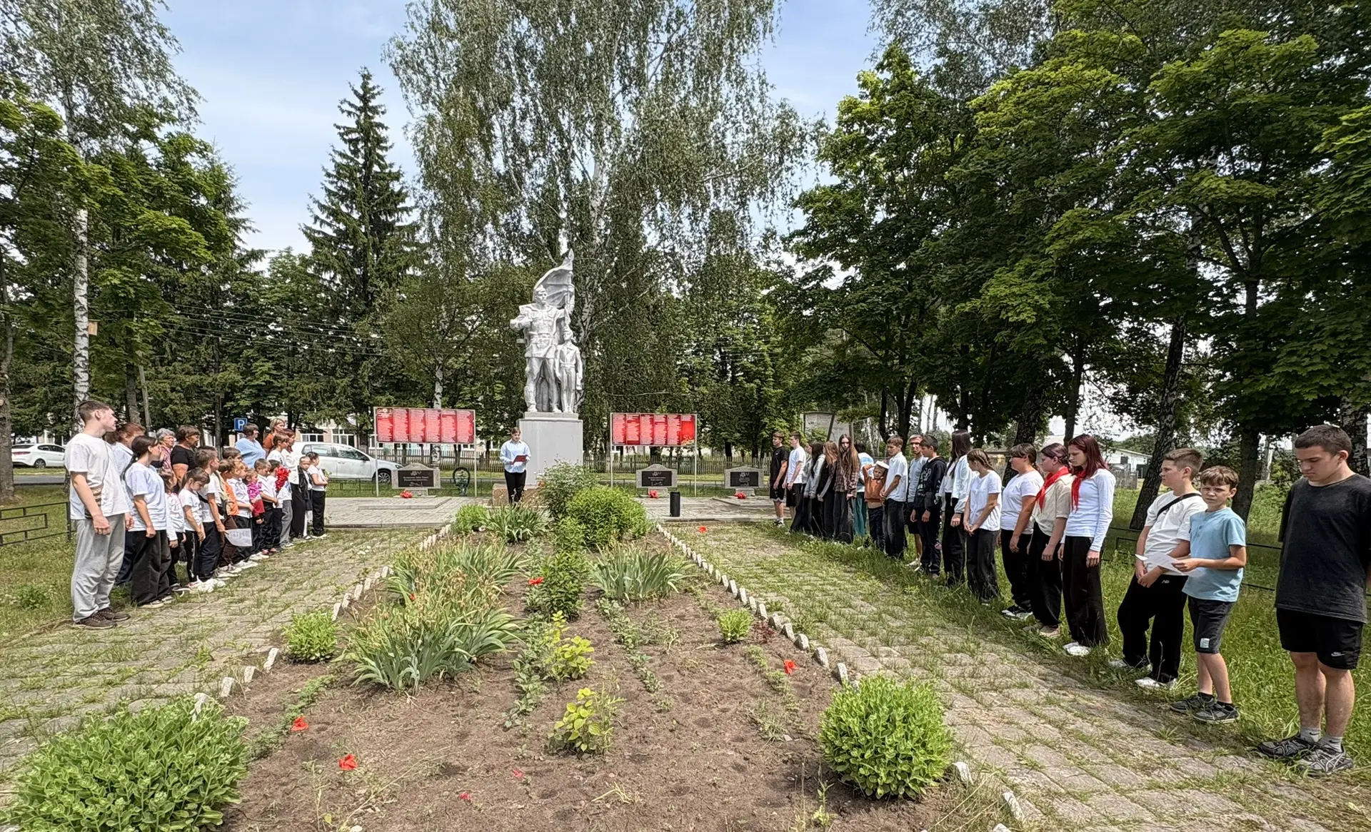 🙏В пришкольном лагере «Солнечная страна» ко Дню памяти и скорби прошёл митинг у памятника воинам Ве