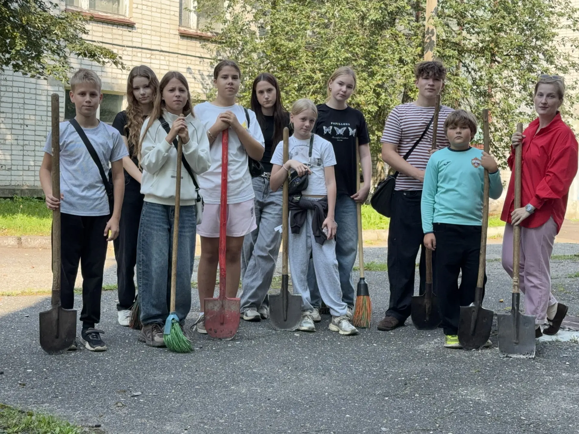 «Битва за порядок: отряд гимназистов против буйной травы» 🌿💪