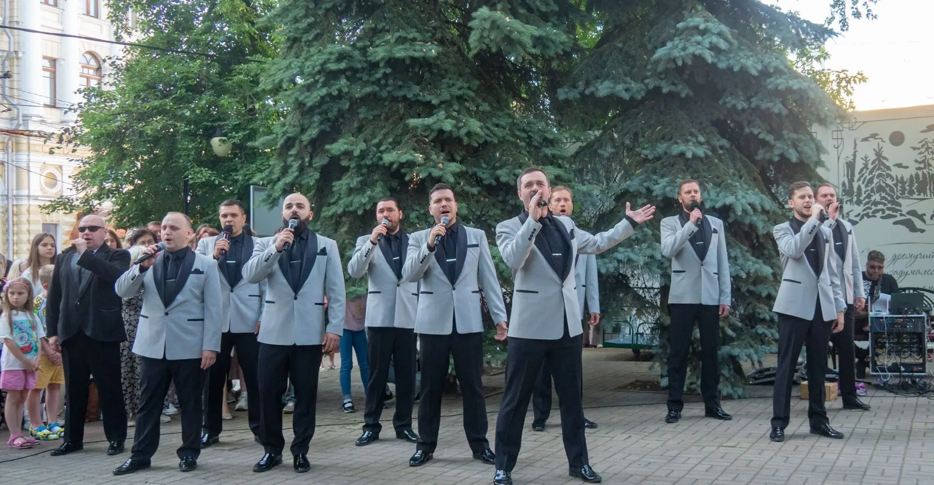🌿Сегодня в Кольцовском сквере выступит Мужской хор «Артодокс»
