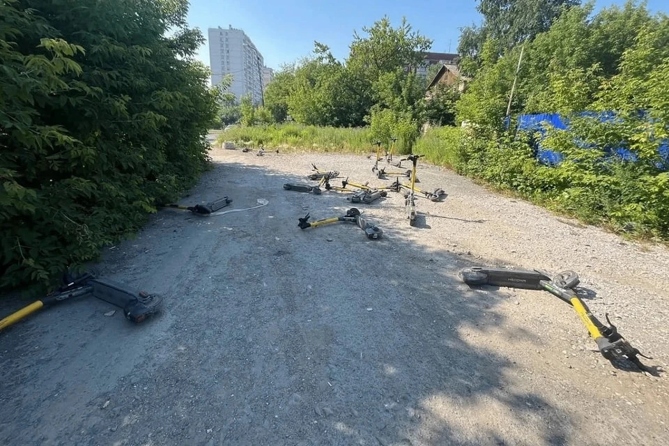 Самокатчики устроили очередной погром по улице Фадеева в Калининском районе - ну что эт...