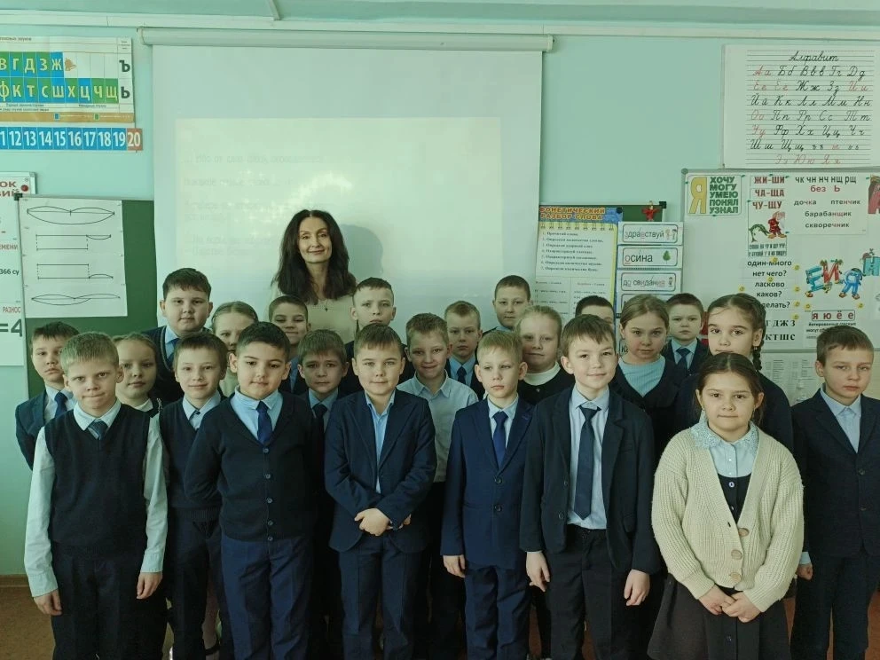 Сегодня во 2Б классе состоялась особенная встреча! 🧑‍🏫  К ребятам пришла Колесник Ольга Яковлевна — 
